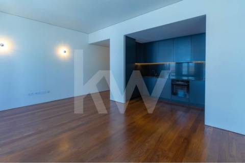 T2 COM VARANDA, EM CAMPANHÃ, PRÓXIMO AO TERMINAL INTERMODAL E DO ESTÁDIO DO DRAGÃO