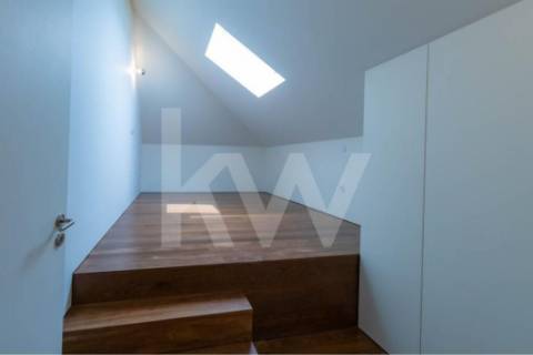 T2 COM VARANDA, EM CAMPANHÃ, PRÓXIMO AO TERMINAL INTERMODAL E DO ESTÁDIO DO DRAGÃO