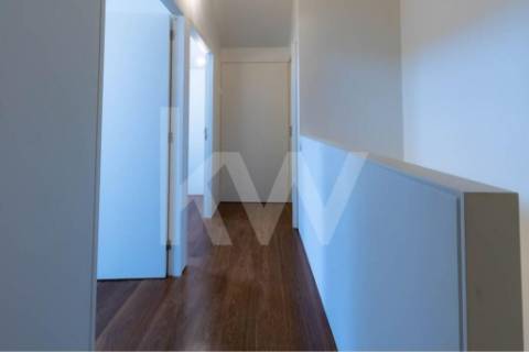 T2 COM VARANDA, EM CAMPANHÃ, PRÓXIMO AO TERMINAL INTERMODAL E DO ESTÁDIO DO DRAGÃO