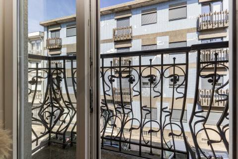 Apartamento no Bonfim com Varanda, 2 quartos e Localização Estratégica entre a Baixa e Campanhã