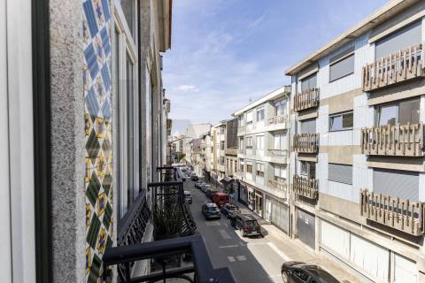 Apartamento no Bonfim com Varanda, 2 quartos e Localização Estratégica entre a Baixa e Campanhã