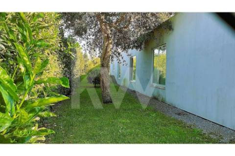 - Quintinha c/ Moradia de arquitectura contemporânea, com jardim, piscina, court ténis