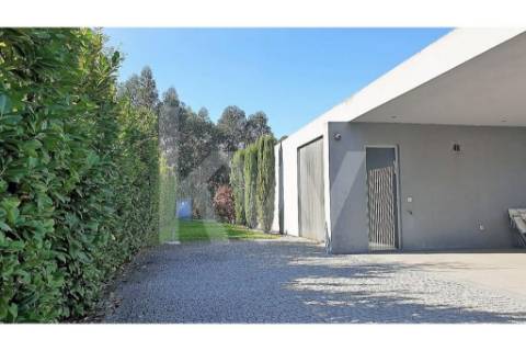 - Quintinha c/ Moradia de arquitectura contemporânea, com jardim, piscina, court ténis