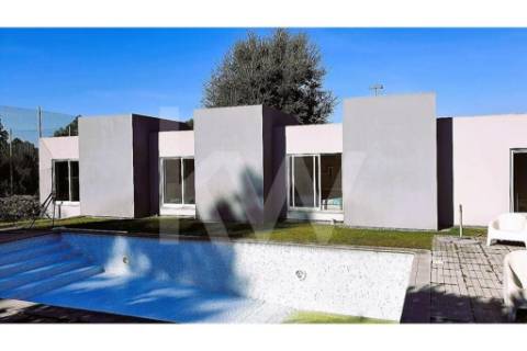 - Quintinha c/ Moradia de arquitectura contemporânea, com jardim, piscina, court ténis