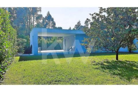 - Quintinha c/ Moradia de arquitectura contemporânea, com jardim, piscina, court ténis