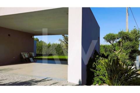 - Quintinha c/ Moradia de arquitectura contemporânea, com jardim, piscina, court ténis