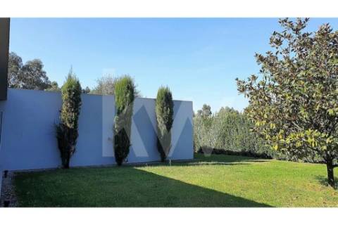 - Quintinha c/ Moradia de arquitectura contemporânea, com jardim, piscina, court ténis