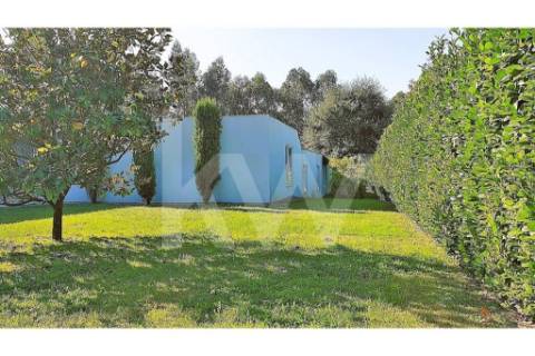 - Quintinha c/ Moradia de arquitectura contemporânea, com jardim, piscina, court ténis