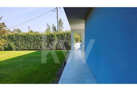 - Quintinha c/ Moradia de arquitectura contemporânea, com jardim, piscina, court ténis