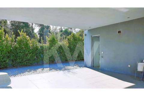 - Quintinha c/ Moradia de arquitectura contemporânea, com jardim, piscina, court ténis