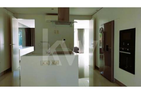 - Quintinha c/ Moradia de arquitectura contemporânea, com jardim, piscina, court ténis