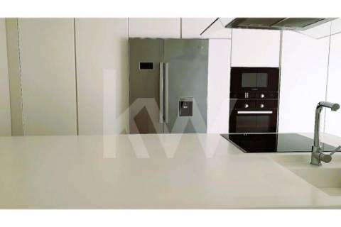 - Quintinha c/ Moradia de arquitectura contemporânea, com jardim, piscina, court ténis