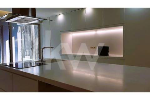 - Quintinha c/ Moradia de arquitectura contemporânea, com jardim, piscina, court ténis