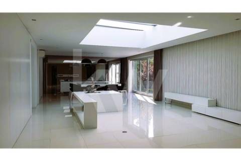 - Quintinha c/ Moradia de arquitectura contemporânea, com jardim, piscina, court ténis