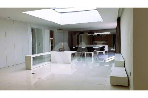 - Quintinha c/ Moradia de arquitectura contemporânea, com jardim, piscina, court ténis