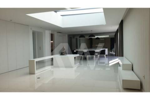 - Quintinha c/ Moradia de arquitectura contemporânea, com jardim, piscina, court ténis