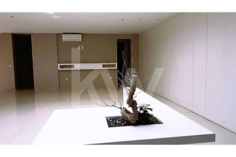 - Quintinha c/ Moradia de arquitectura contemporânea, com jardim, piscina, court ténis