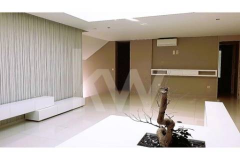 - Quintinha c/ Moradia de arquitectura contemporânea, com jardim, piscina, court ténis