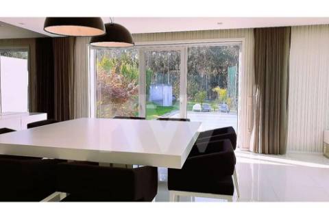 - Quintinha c/ Moradia de arquitectura contemporânea, com jardim, piscina, court ténis