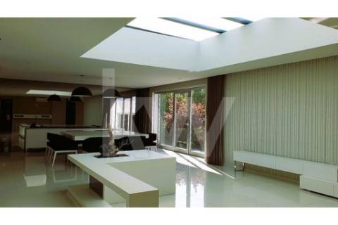 - Quintinha c/ Moradia de arquitectura contemporânea, com jardim, piscina, court ténis