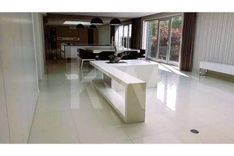 - Quintinha c/ Moradia de arquitectura contemporânea, com jardim, piscina, court ténis