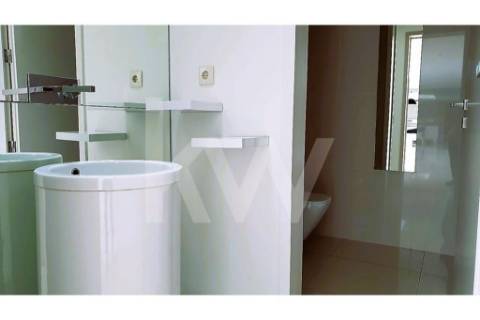 - Quintinha c/ Moradia de arquitectura contemporânea, com jardim, piscina, court ténis