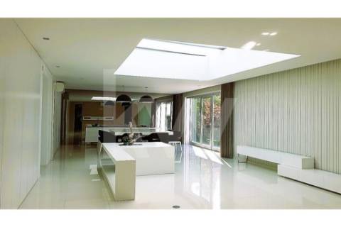 - Quintinha c/ Moradia de arquitectura contemporânea, com jardim, piscina, court ténis