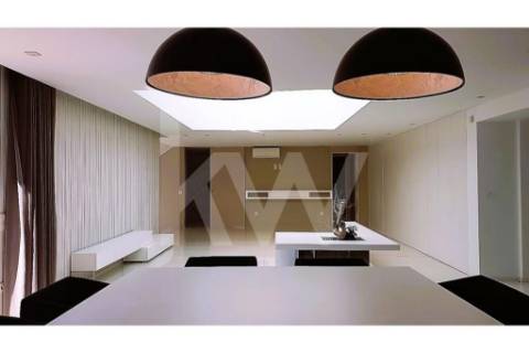 - Quintinha c/ Moradia de arquitectura contemporânea, com jardim, piscina, court ténis