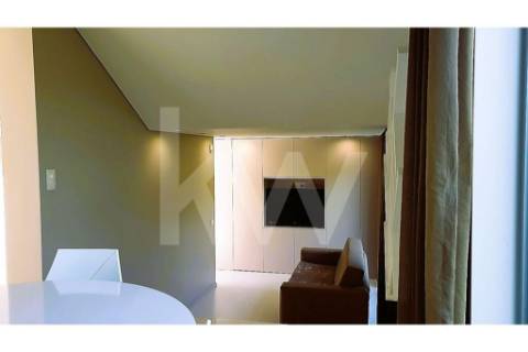 - Quintinha c/ Moradia de arquitectura contemporânea, com jardim, piscina, court ténis