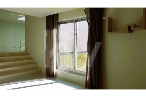 - Quintinha c/ Moradia de arquitectura contemporânea, com jardim, piscina, court ténis