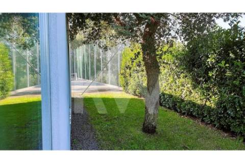 - Quintinha c/ Moradia de arquitectura contemporânea, com jardim, piscina, court ténis