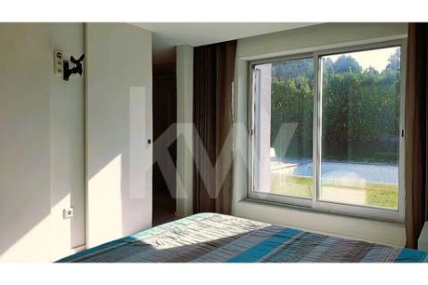 - Quintinha c/ Moradia de arquitectura contemporânea, com jardim, piscina, court ténis