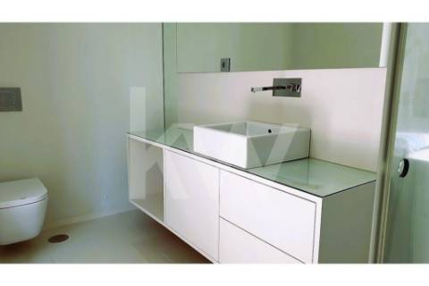 - Quintinha c/ Moradia de arquitectura contemporânea, com jardim, piscina, court ténis