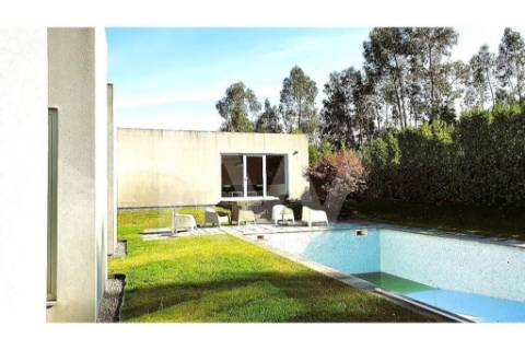 - Quintinha c/ Moradia de arquitectura contemporânea, com jardim, piscina, court ténis