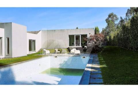 - Quintinha c/ Moradia de arquitectura contemporânea, com jardim, piscina, court ténis