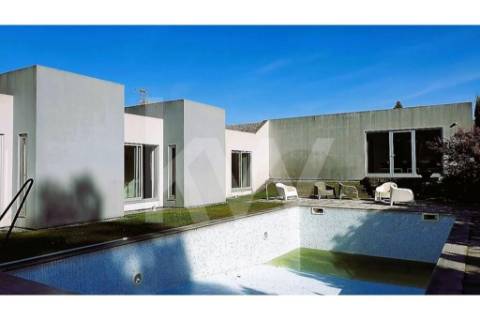 - Quintinha c/ Moradia de arquitectura contemporânea, com jardim, piscina, court ténis
