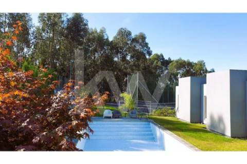 - Quintinha c/ Moradia de arquitectura contemporânea, com jardim, piscina, court ténis