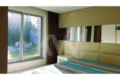 - Quintinha c/ Moradia de arquitectura contemporânea, com jardim, piscina, court ténis