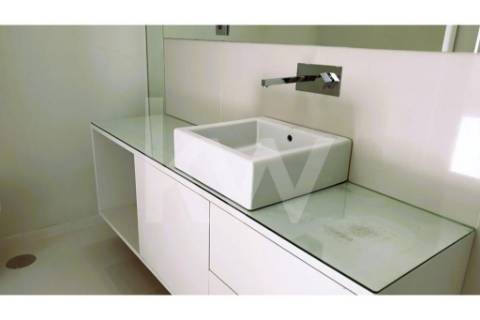 - Quintinha c/ Moradia de arquitectura contemporânea, com jardim, piscina, court ténis