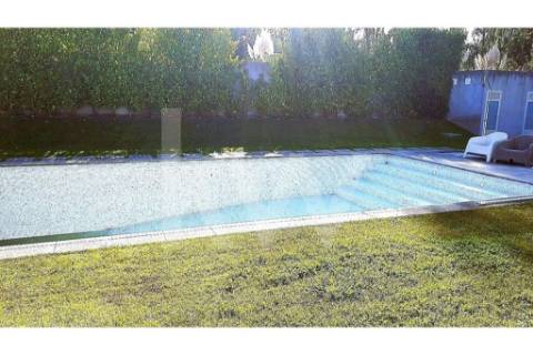 - Quintinha c/ Moradia de arquitectura contemporânea, com jardim, piscina, court ténis
