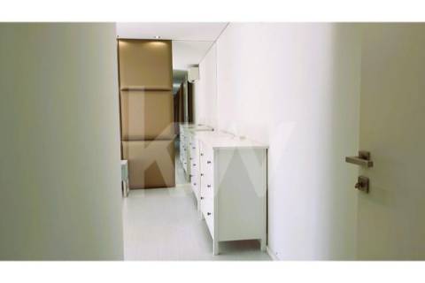 - Quintinha c/ Moradia de arquitectura contemporânea, com jardim, piscina, court ténis