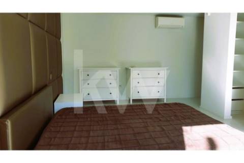 - Quintinha c/ Moradia de arquitectura contemporânea, com jardim, piscina, court ténis