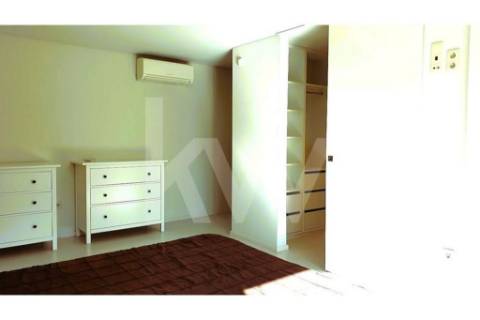 - Quintinha c/ Moradia de arquitectura contemporânea, com jardim, piscina, court ténis