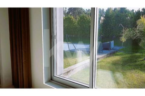 - Quintinha c/ Moradia de arquitectura contemporânea, com jardim, piscina, court ténis