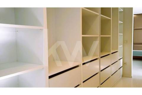 - Quintinha c/ Moradia de arquitectura contemporânea, com jardim, piscina, court ténis