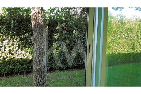 - Quintinha c/ Moradia de arquitectura contemporânea, com jardim, piscina, court ténis