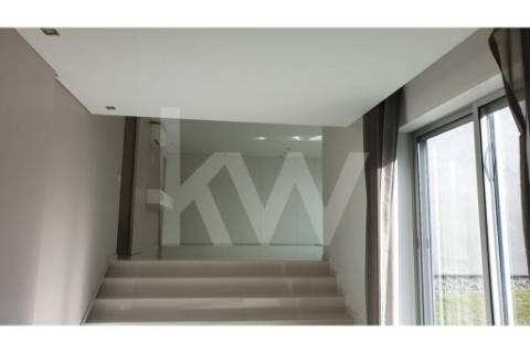 - Quintinha c/ Moradia de arquitectura contemporânea, com jardim, piscina, court ténis