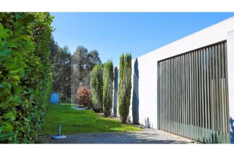 - Quintinha c/ Moradia de arquitectura contemporânea, com jardim, piscina, court ténis