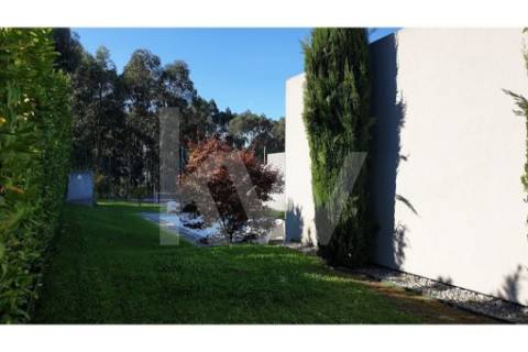 - Quintinha c/ Moradia de arquitectura contemporânea, com jardim, piscina, court ténis