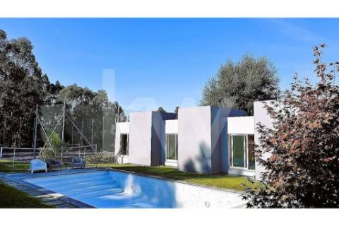 - Quintinha c/ Moradia de arquitectura contemporânea, com jardim, piscina, court ténis